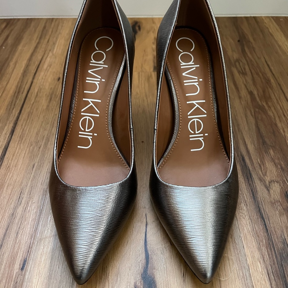 Calvin Klein woman’s Silver leather pumps 3”heel size 7